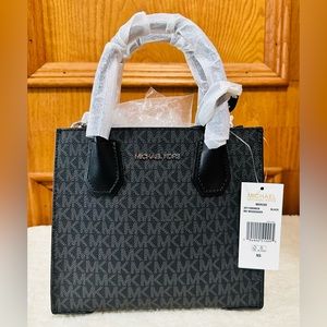 MICHAEL KORS MERCER MESSENGER IN Logo Signature- Black